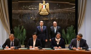 رئيس الوزراء يشهد توقيع حزمة من اتفاقيات شراء الطاقة