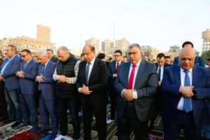 محافظ المنيا يؤدي صلاة عيد الفطر وسط جموع المصلين بساحة مدرسة صفي الدين أبو شناف الثانوية