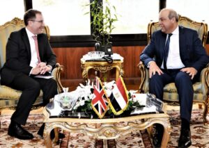 وزير الطيران يبحث مع السفير البريطاني توسيع شبكة الرحلات الجوية بين مصر والمملكة المتحدة