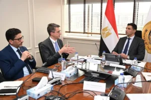 وزير الصناعة يبحث سبل دعم المشروعات الصناعية مع البنك الدولي