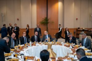 وزير الطيران وقيادات الوزارة والشركات التابعة ورئيس الرابطة ولقاء أسري