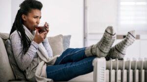 الشعور المستمر بالبرد.. متى يكون علامة لمشكلة صحية؟