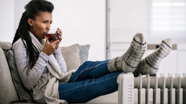 الشعور المستمر بالبرد.. متى يكون علامة لمشكلة صحية؟