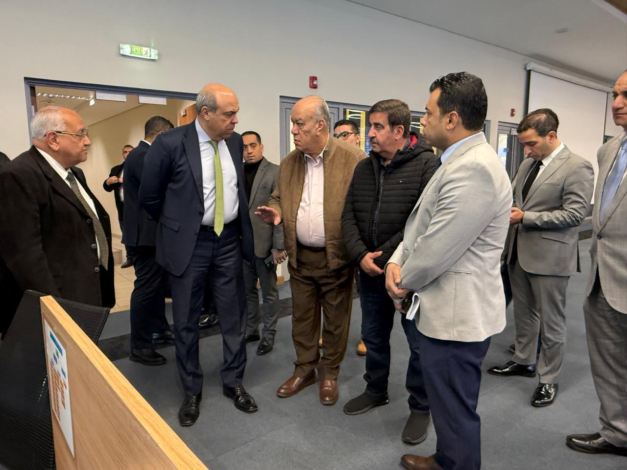 وزير الطيران يتفقد غرفة الأزمات بمطار القاهرة لمتابعة تداعيات إغلاق مجالات جوية بالمنطقة