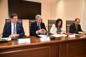 وزير السياحة والآثار يشارك في اجتماع لجنة السياحة والطيران بمجلس النواب