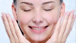 روتين صباحي سريع لبشرة نضرة في الأجواء الباردة ثالث أيام العيد