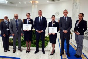 مصر للطيران تكرم طاقم الضيافة الجوية لموقفهم الإنساني في إحدي الرحلات