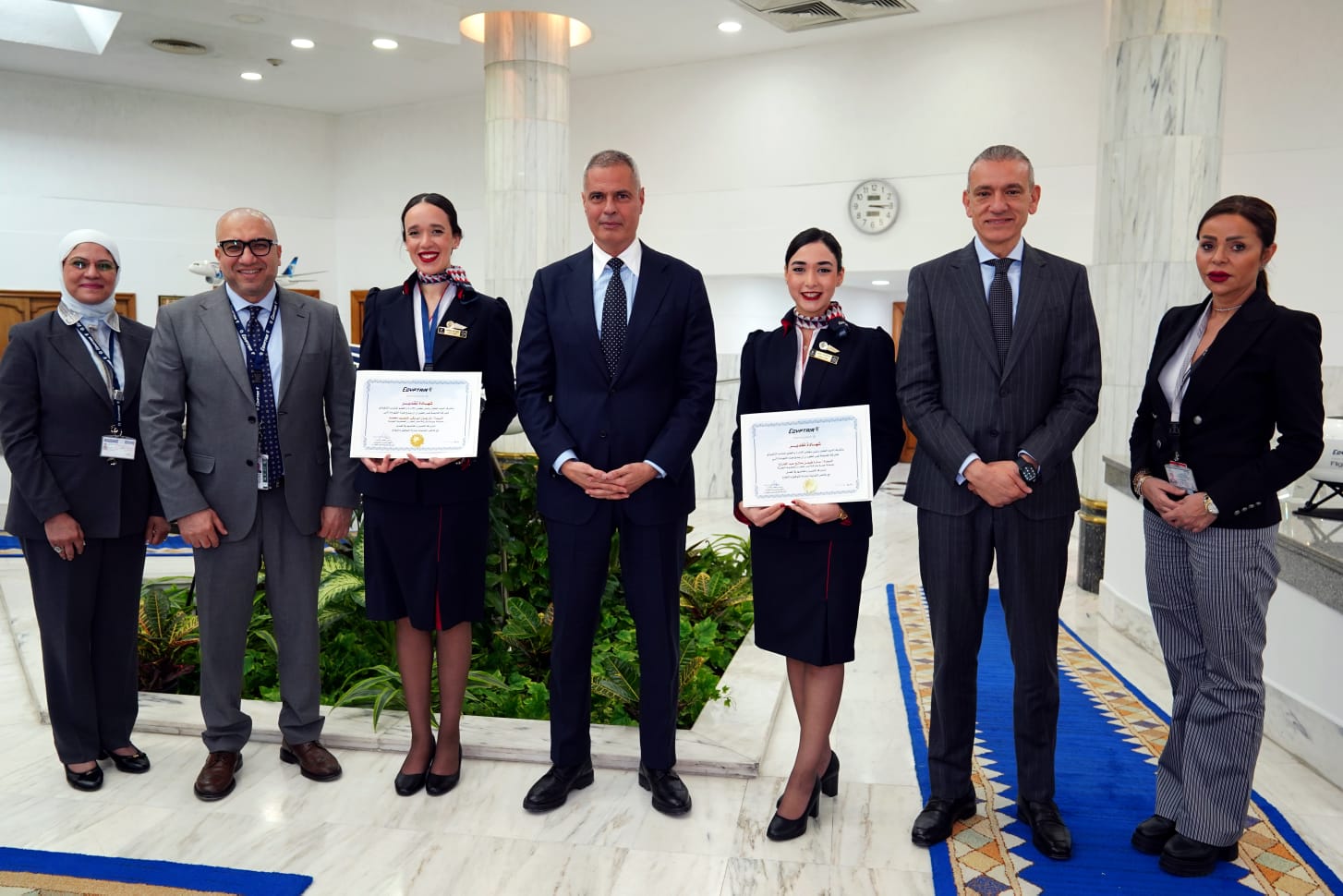 مصر للطيران تكرم طاقم الضيافة الجوية لموقفهم الإنساني في إحدي الرحلات