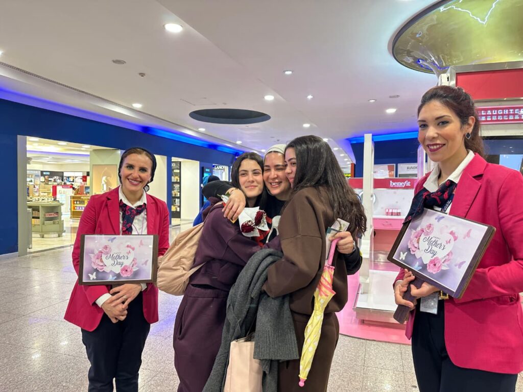 مطار القاهرة الدولي يحتفل بالأمهات في عيدهن