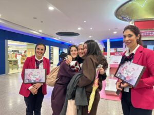 مطار القاهرة الدولي يحتفل بالأمهات في عيدهن