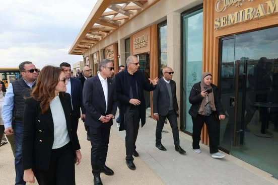 محافظ الجيزة يسلّم 20 منصة بيع حضارية لباعة منطقة الزيارة بأهرامات الجيزة