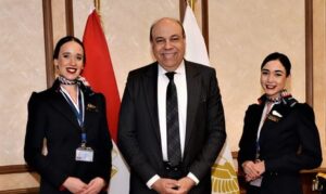 وزير الطيران يشيد بمضيفتين جويتين من مصر للطيران لتصرفهما الإنساني بإحدى الرحلات الجوية