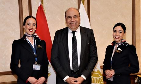 وزير الطيران يشيد بمضيفتين جويتين من مصر للطيران لتصرفهما الإنساني بإحدى الرحلات الجوية