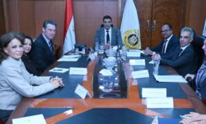 وزير الصناعة يبحث مع وفد البنك الأوروبي لإعادة الإعمار والتنمية برامج البنك في مصر للمشروعات الخضراء