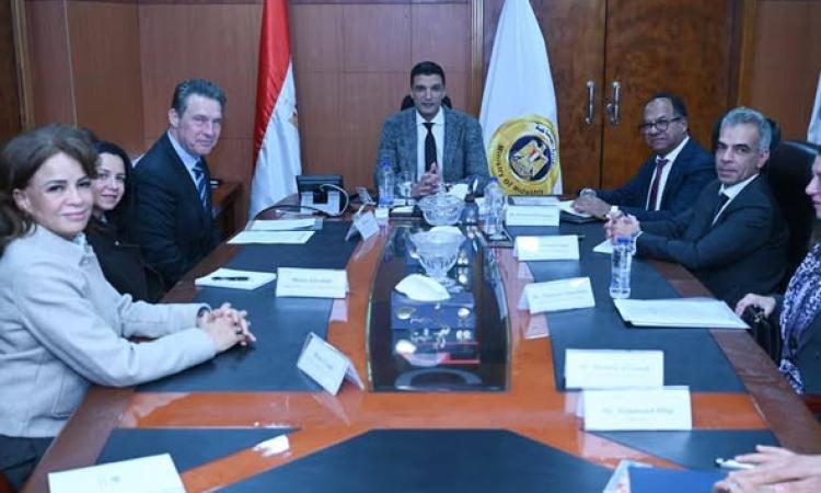 وزير الصناعة يبحث مع وفد البنك الأوروبي لإعادة الإعمار والتنمية برامج البنك في مصر للمشروعات الخضراء