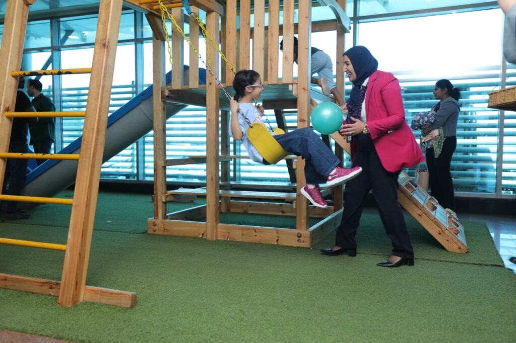 مطار القاهرة يشارك الركاب والعاملين فرحة عيد الفطر