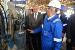 بعد شكاوي المواطنين.. محافظ أسيوط يفاجئ مصنع البوتاجاز بجحدم