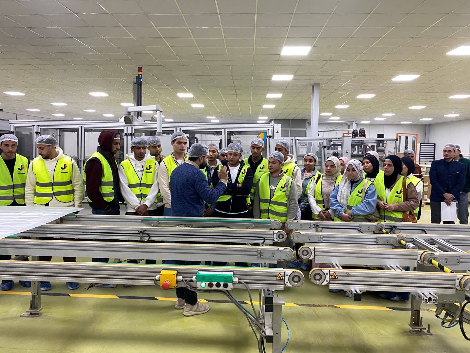 وزير التعليم العالي يستعرض تقريرًا حول أداء الجامعات التكنولوجية