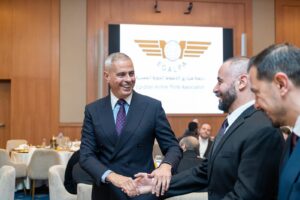 الطيار احمد عادل رئيس الشركة القابضة لمصر للطيران والطيار علي رشدي رئيس الرابطة