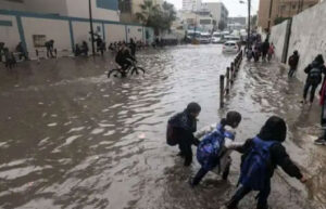 تعطيل الدراسة في 3 محافظات بسبب الطقس السيئ.. وقرارات مفاجئة تثير شكاوى