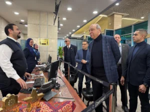 في أول أيام العيد.. وزير الطيران يتفقد مطار القاهرة لمتابعة التشغيل