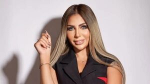 تغريم المنتجة “سارة خليفة” ألفي جنيه لحيازتها هاتفًا داخل الحجز