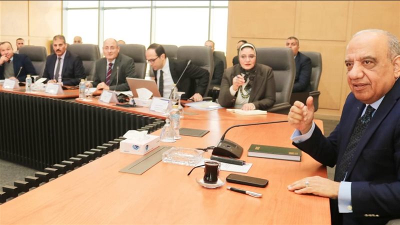 وزير الكهرباء يجتمع باللجنة الدائمة لإدارة الأزمات والكوارث ويوجه بتأمين الشبكة الموحدة