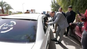 لضبط الالتزام بالتعريفة الرسمية.. محافظ أسيوط يقود حملة مفاجئة على التاكسي والسرفيس والمواقف