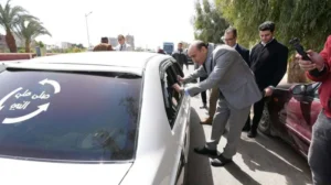 لضبط الالتزام بالتعريفة الرسمية.. محافظ أسيوط يقود حملة مفاجئة على التاكسي والسرفيس والمواقف