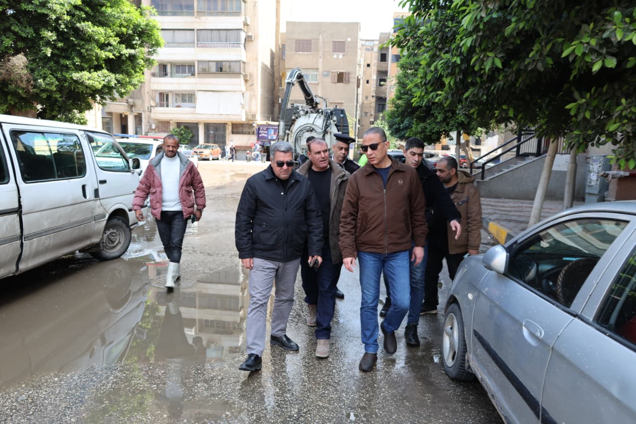 محافظ الجيزة يتفقد جهود شفط مياه الأمطار بمحور صفط اللبن وشوارع الدقي