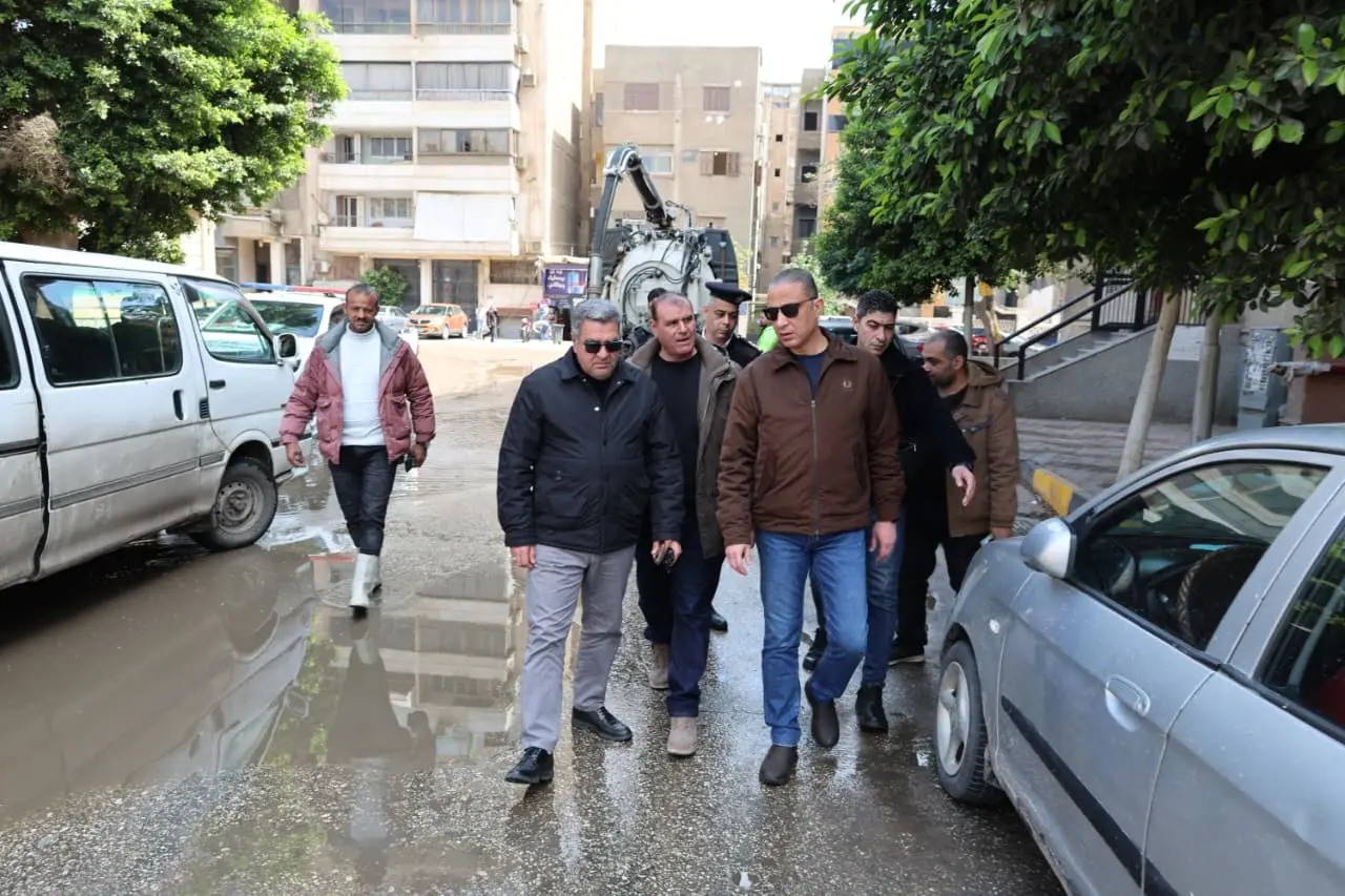 محافظ الجيزة يتفقد جهود شفط مياه الأمطار بمحور صفط اللبن وشوارع الدقي