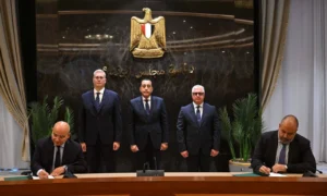 مدبولي يشهد توقيع عقد مشروع شركة “بولي سيرف”