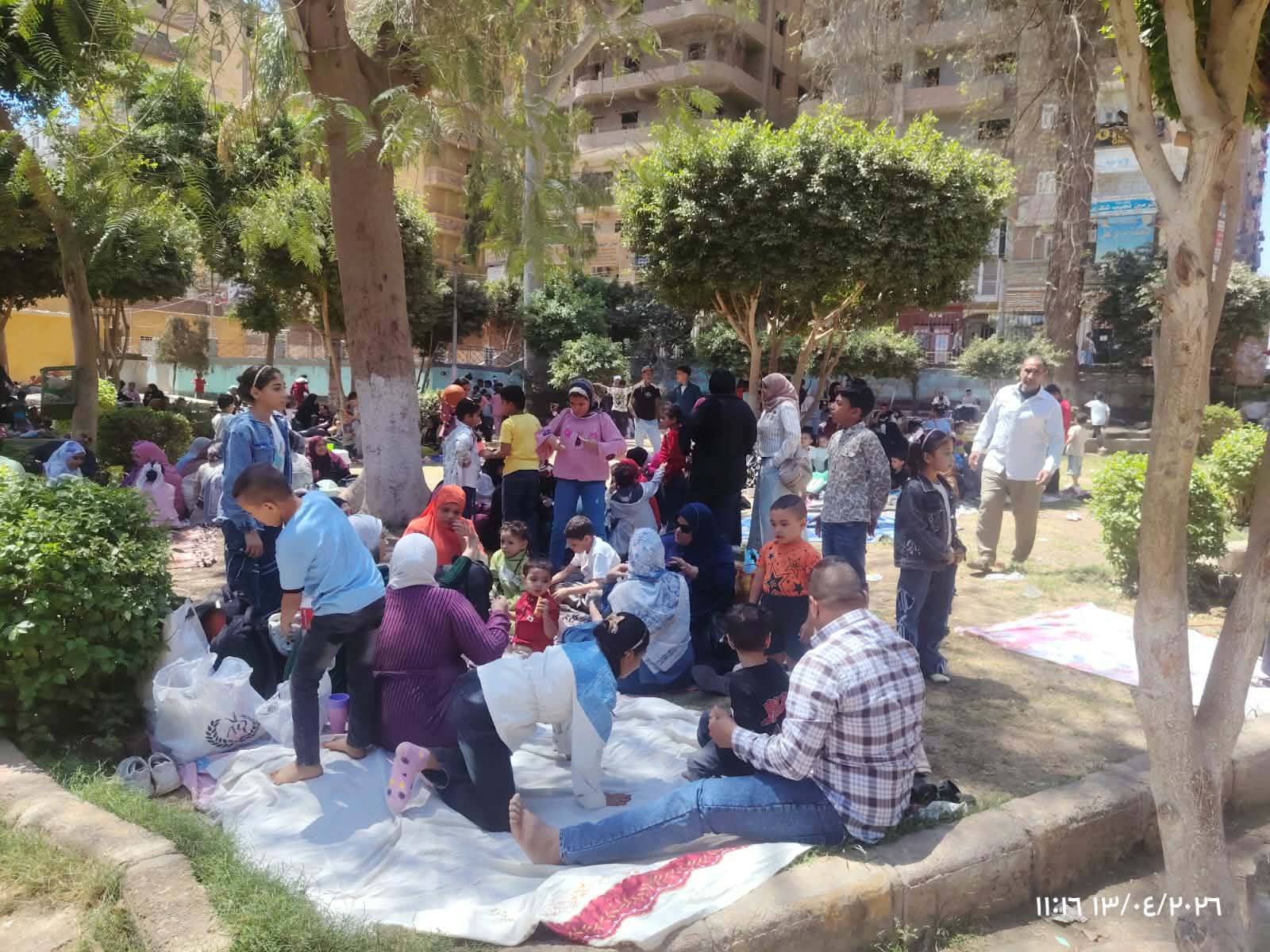 “الألوان الزاهية والبيض الملون” يفوح بأجواء أسيوط احتفالا بشم النسيم