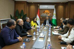 محافظ الجيزة يجتمع للوقوف علي خطط العمل بحي جنوب
