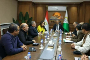 محافظ الجيزة يجتمع للوقوف علي خطط العمل بحي جنوب
