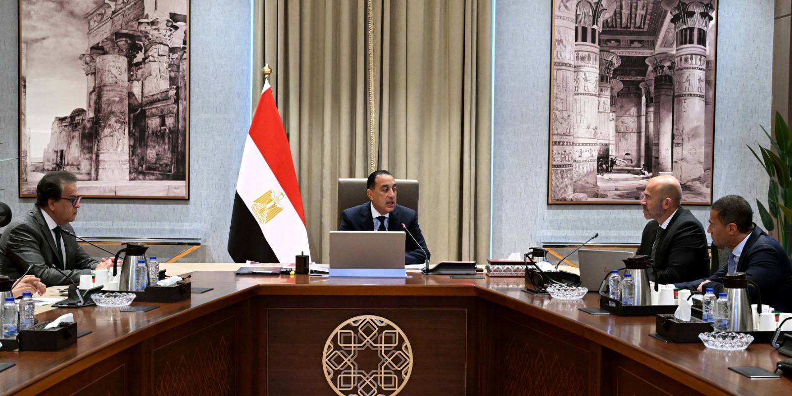 رئيس الوزراء يبحث مقترح مشروع مدينة المستشفيات بالعاصمة الجديدة