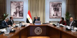 رئيس الوزراء يتابع خطط التوسع في مشروعات تحلية مياه البحر