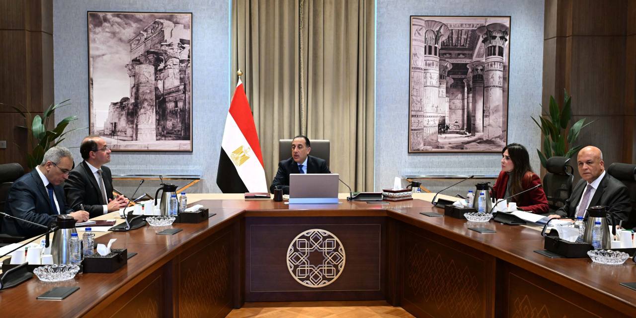 رئيس الوزراء يتابع خطط التوسع في مشروعات تحلية مياه البحر