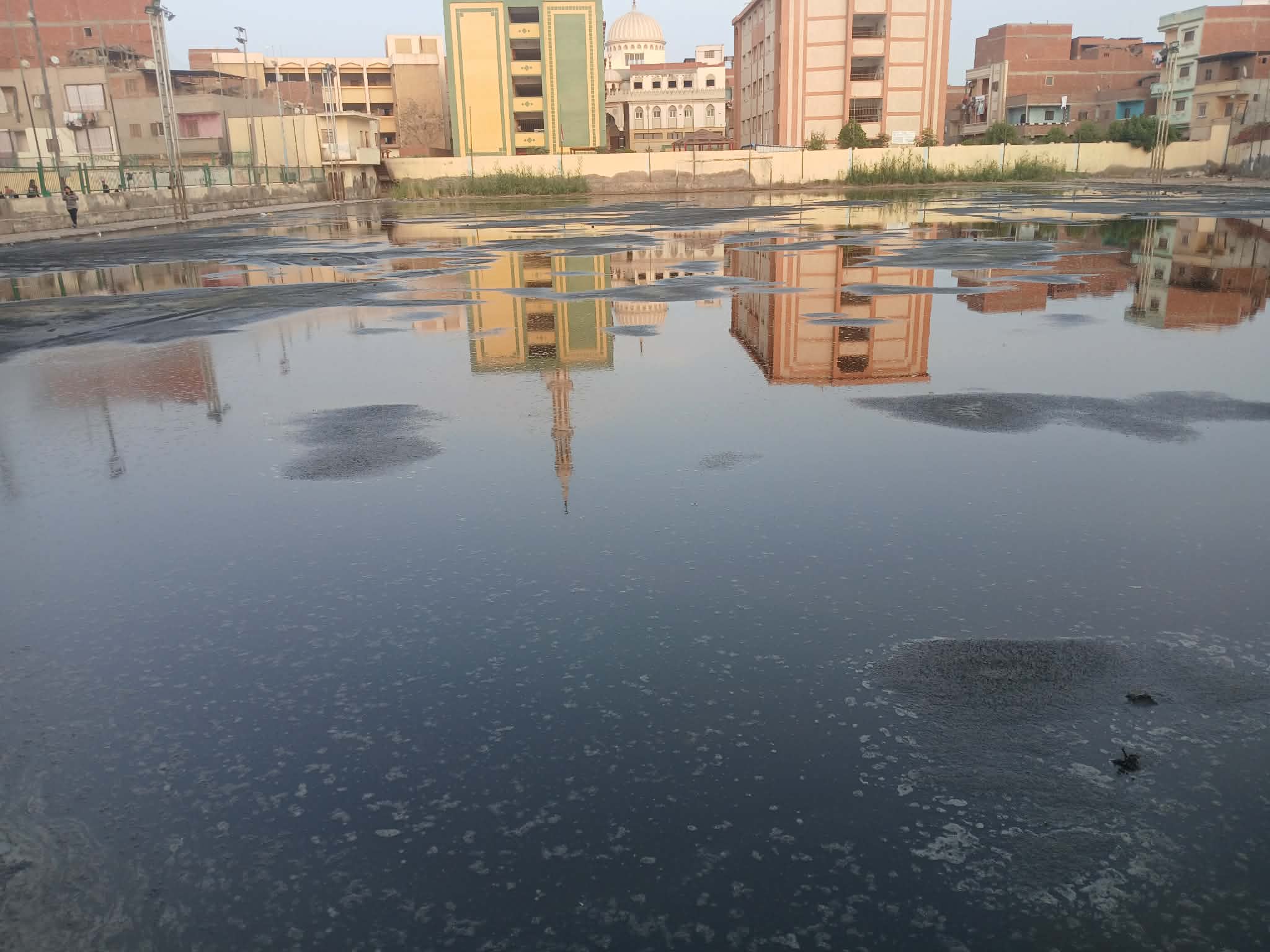 غرق ملعب مركز شباب كفر حجازي بمياة الصرف الصحي