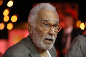 ​دعوات بالشفاء لـ “إمبراطور الدراما”.. نقل الفنان عبد الرحمن أبو زهرة إلى العناية المركزة بعد تدهور حالته الصحية