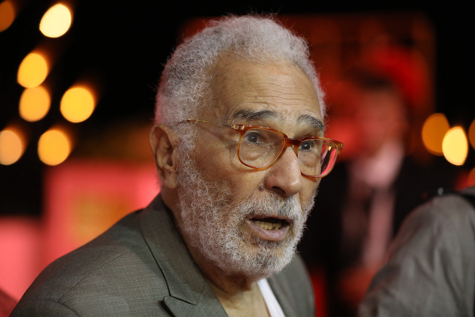 ​دعوات بالشفاء لـ “إمبراطور الدراما”.. نقل الفنان عبد الرحمن أبو زهرة إلى العناية المركزة بعد تدهور حالته الصحية