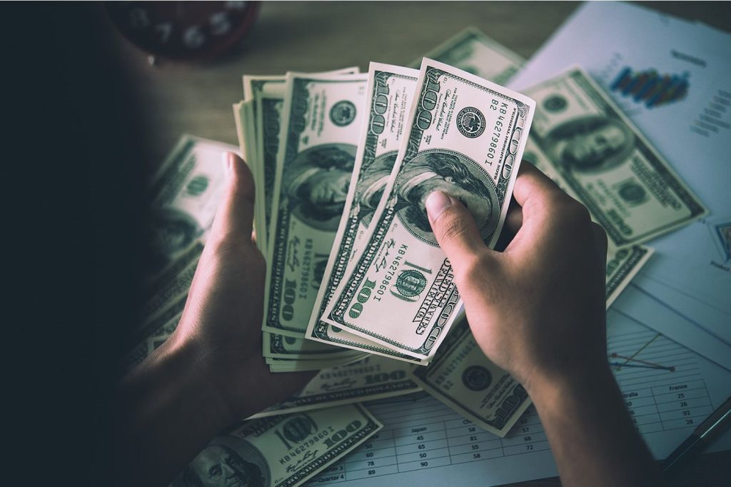 استقرار سعر الدولار أمام الجنيه المصري في 10 بنوك