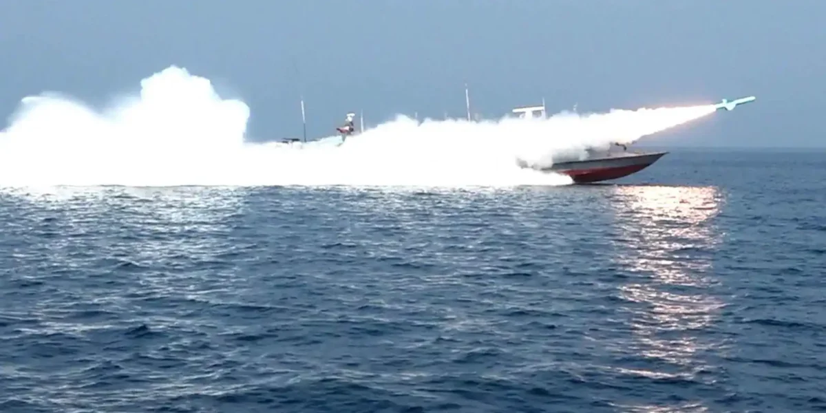 الحرس الثوري الإيراني يحذر: أي اقتراب عسكري من مضيق هرمز سيُواجه بحزم