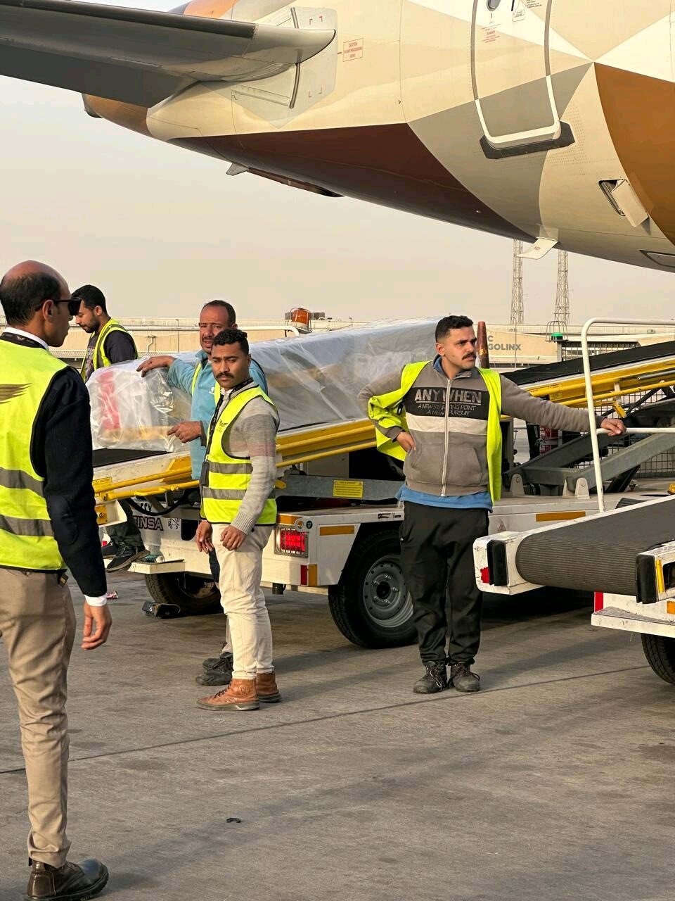 ​وصول جثمان الشهيد حسام صادق مهندس “بتروجت” إلى مطار القاهرة.. ووزير البترول في مقدمة مستقبليه