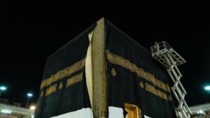 الكعبة المشرفة في حلّة جديدة بعد صيانة شاملة استعدادًا لموسم الحج