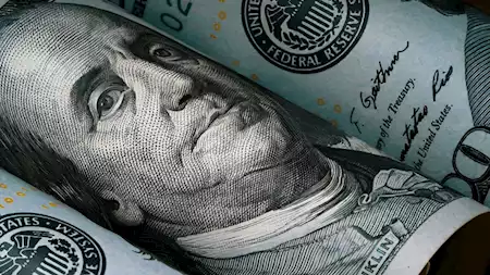 الدولار يهبط مجددًا.. والجنيه يواصل مكاسبه في البنوك