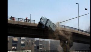 الأمن يكشف ملابسات حادث “كوبري الساحل”: فيديو يوثق الواقعة وينفي ادعاءات “انعدام الإنارة”