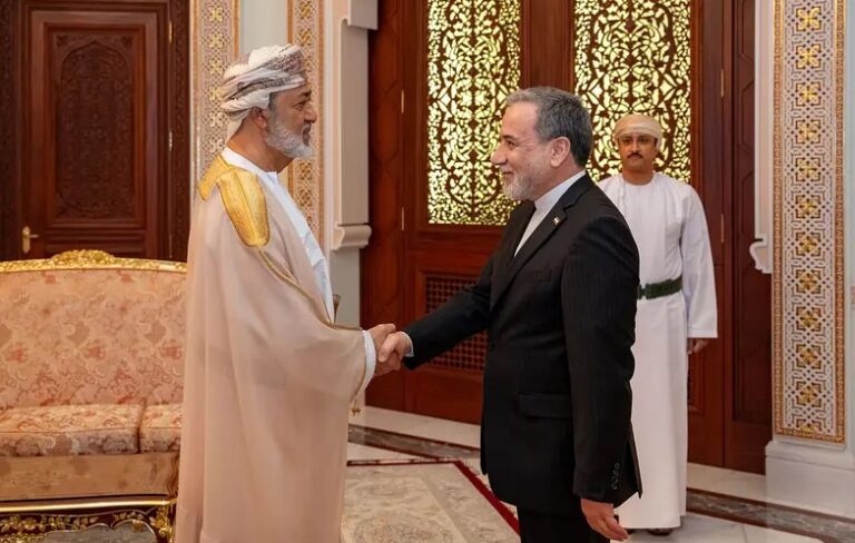 عراقجي يلتقي سلطان عُمان لبحث تطورات الحرب على إيران