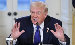 ترامب يؤكد اقتراب نهاية الحرب مع إيران.. وطهران تتوعد بالدفاع عن ومصالحها