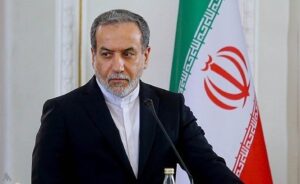 وزير الخارجية الإيراني: الغطرسة الأمريكية وراء التصعيد في مضيق هرمز